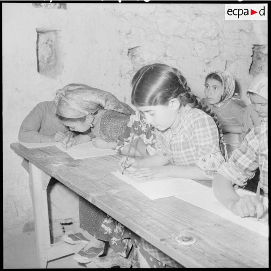 Ouled-Ouaret. Ecole. Pendant une leçon dans la classe.