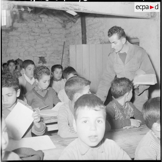 Ouled-Ouaret. Ecole. Pendant une leçon dans la classe.