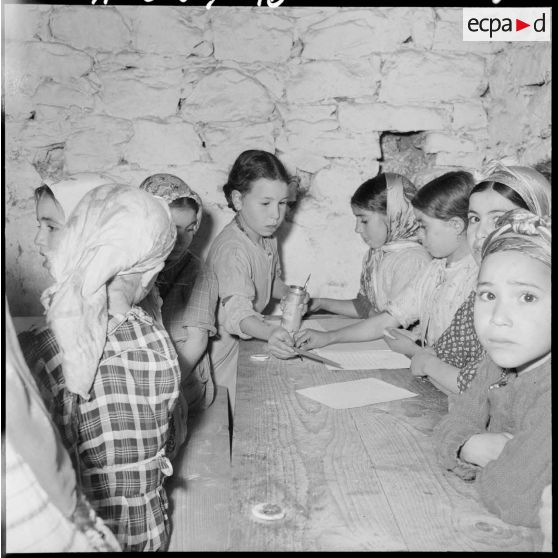 Ouled-Ouaret. Ecole. Pendant une leçon dans la classe.