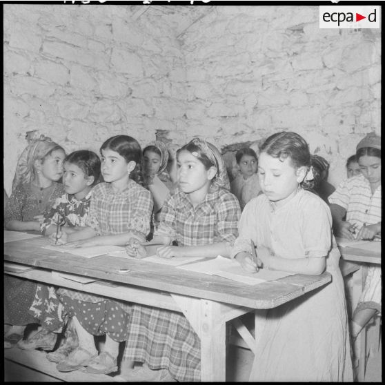 Ouled-Ouaret. Ecole. Pendant une leçon dans la classe.