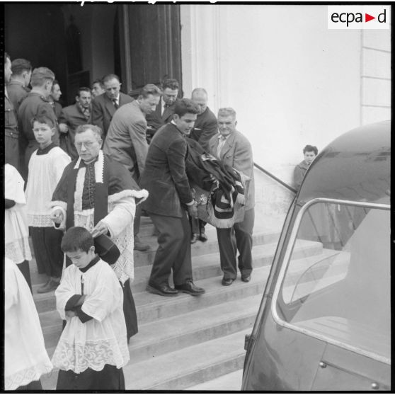 Tizi Ouzou. Eglise. La levée des corps des postiers.