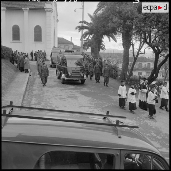 Tizi Ouzou. Le cortège funèbre au départ de l'église.