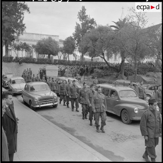 Tizi Ouzou. La foule suivant le cortège funèbre.