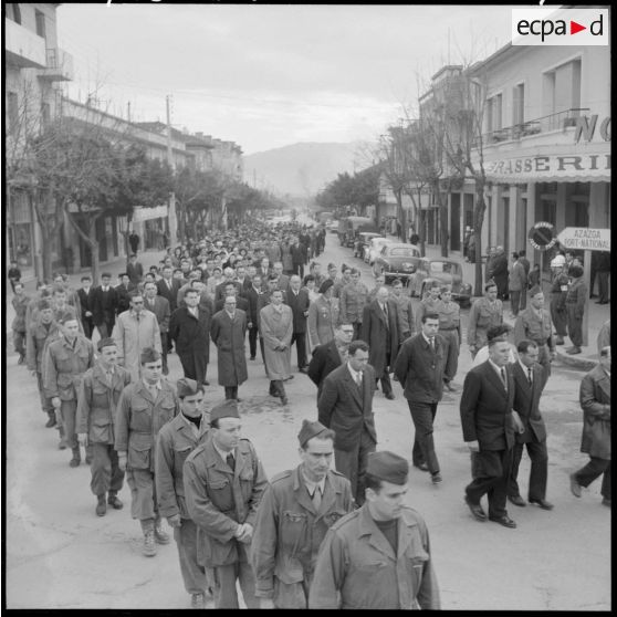 Tizi Ouzou. La foule suivant le cortège funèbre.