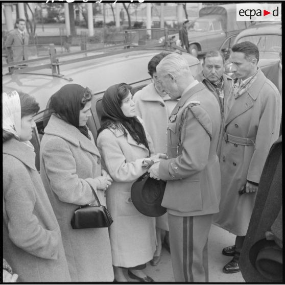 Tizi Ouzou. Le général Faure salue la famille endeuillée.