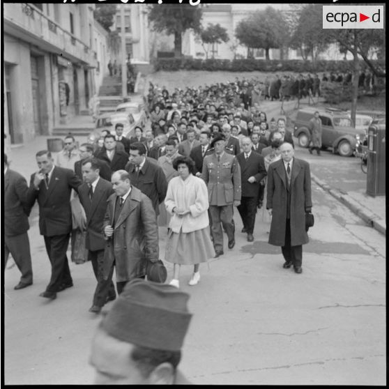 Tizi Ouzou. La foule suivant le cortège funèbre.