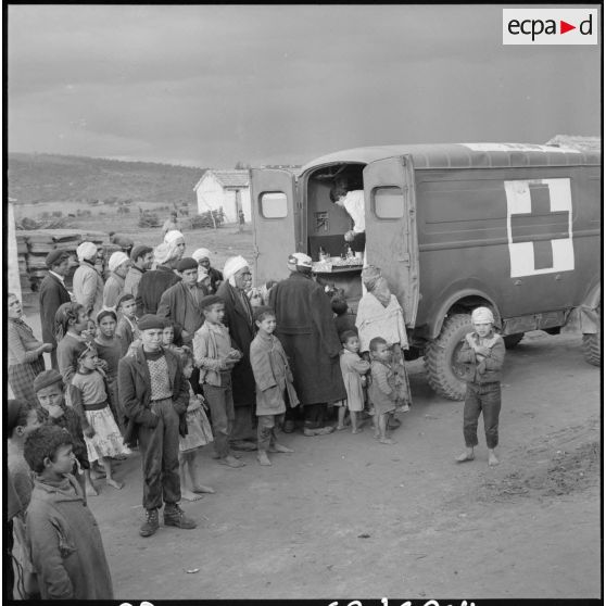 Jemmapes. L'équipe d'ASRA (assistantes sociales les Rurales Auxiliaires) visite une fois par semaine les centres de regroupement situés près de la ville.