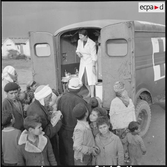 Jemmapes. L'équipe d'ASRA (assistantes sociales les Rurales Auxiliaires) visite une fois par semaine les centres de regroupement situés près de la ville.