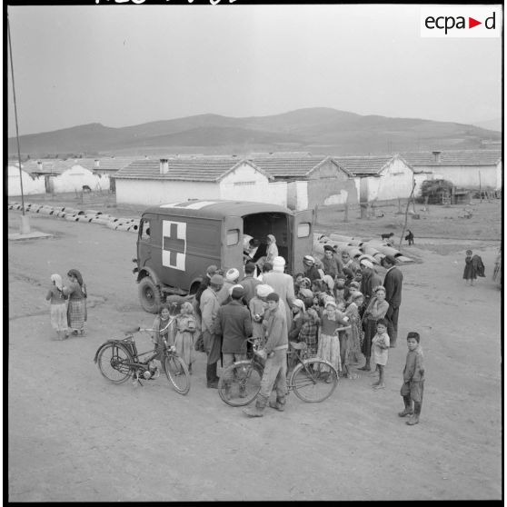 Jemmapes. L'équipe d'ASRA (assistantes sociales les Rurales Auxiliaires) visite une fois par semaine les centres de regroupement situés près de la ville.