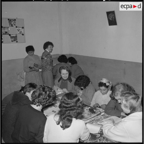Jemmapes. Ouvroir. Des femmes lisent et d'autres tricotent.