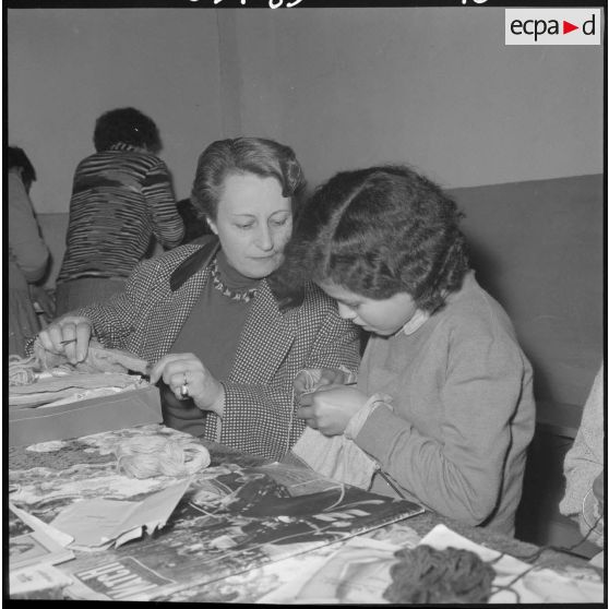 Jemmapes. Ouvroir. Apprentissage du tricot.