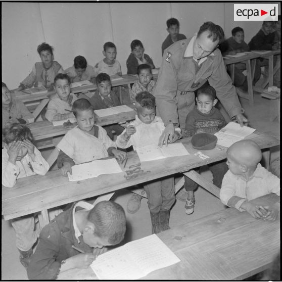 Mission de l'armée en Algérie : l'armée instruit.