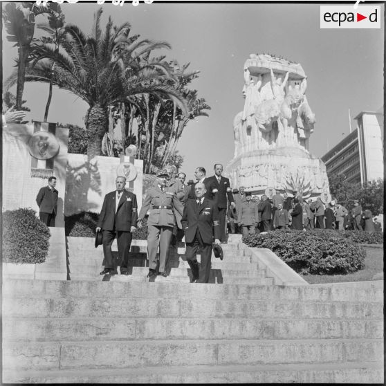 Alger. Les autorités quittent le monument aux morts.