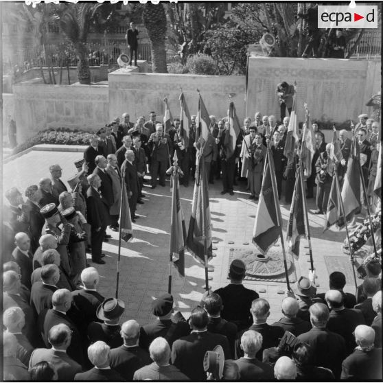 Alger. Les autorités devant le monument aux morts pendant la cérémonie.