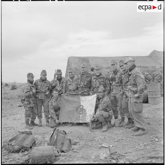 Massif de Bou-Hamrah. Opération "Couronne". Parachutistes de la 2e compagnie du 3e RPC (3e régiment de parachutistes coloniaux).
