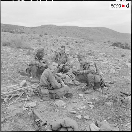 Massif de Bou-Hamrah. Opération "Couronne". Le déjeuner après l'engagement.