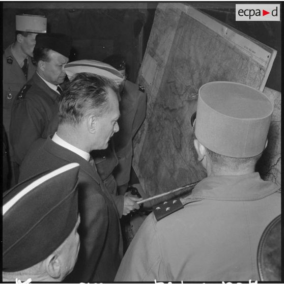 Massif de Bou-Hamrah. Opération "Couronne". Les autorités écoutent le point du colonel Moneglia sur la situation.