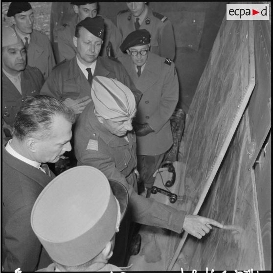 Massif de Bou-Hamrah. Opération "Couronne". Les autorités écoutent le point du colonel Moneglia sur la situation.