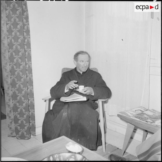 Tizi Ouzou. Portrait du curé d'Akbou buvant un café après sa libération.
