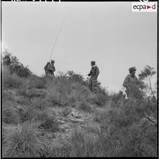 Opération dans la région de Sidi-Mimoun, monts de Saïda. Progression d'une unité.