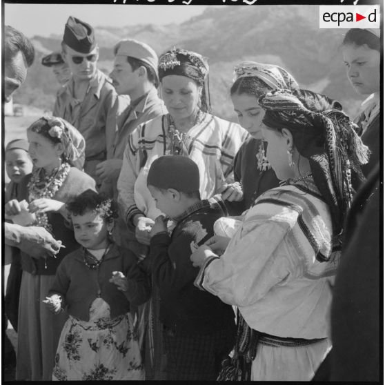 Agouni-Gueghrane. Distribution de bonbon.