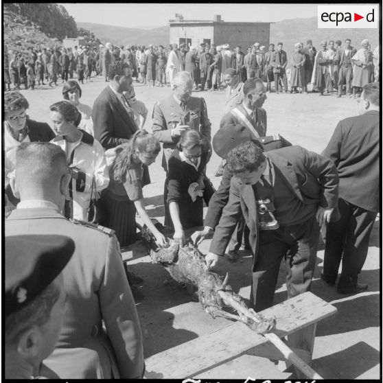 Agouni-Gueghrane. Pendant le méchoui.