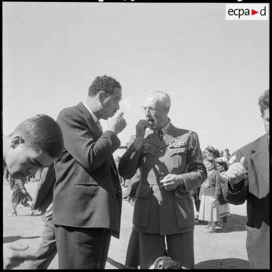 Agouni-Gueghrane. Le général Faure pendant le méchoui.