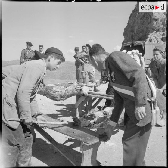 Agouni-Gueghrane. Azem Ouali pendant le méchoui.