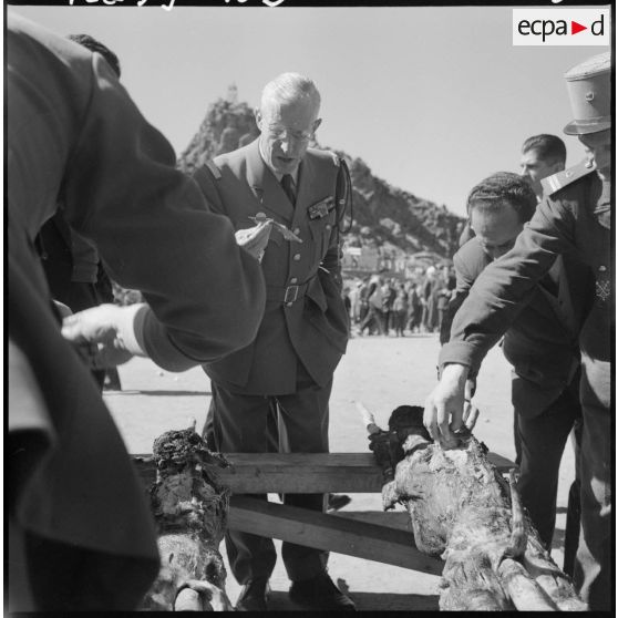 Agouni-Gueghrane. Le général Faure pendant le méchoui.