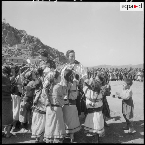 Agouni-Gueghrane. Distribution de bonbon.