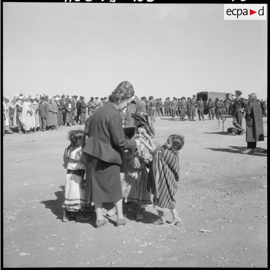 Agouni-Gueghrane. Distribution de bonbon.