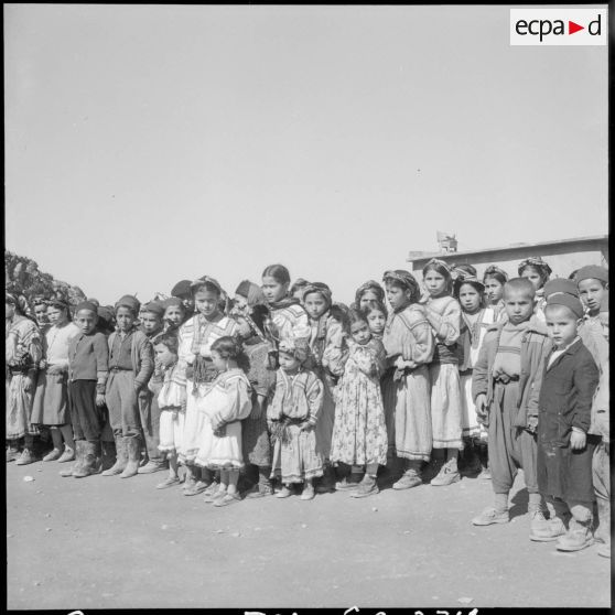 Agouni-Gueghrane. Les enfants des écoles.