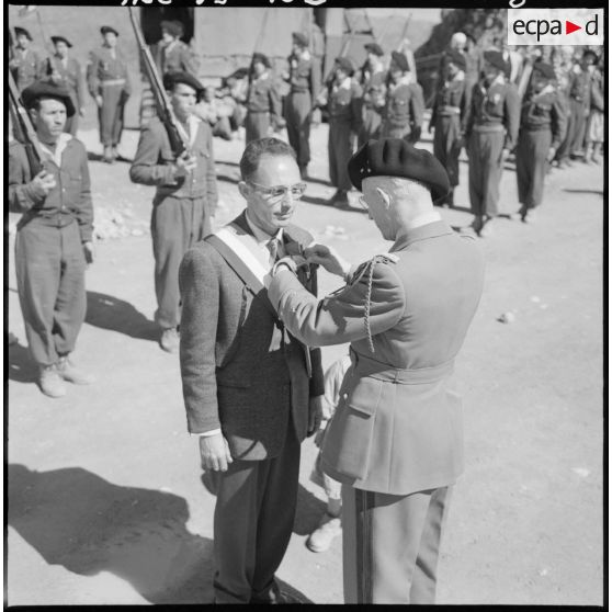 Agouni-Gueghrane. Azem Ouali est décoré de la valeur militaire par le général Faure.