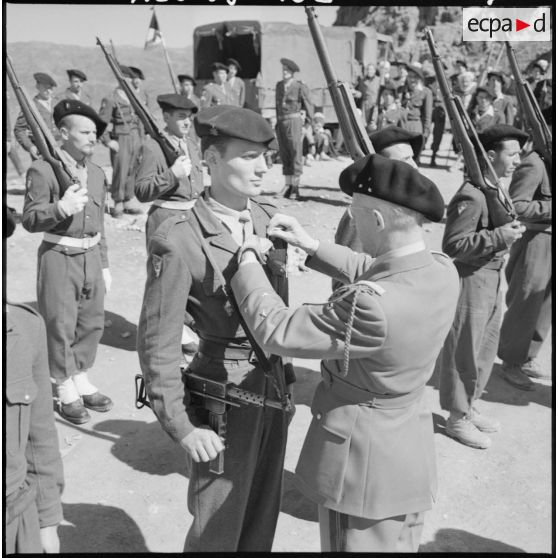 Agouni-Gueghrane. Le 2e classe 56 2/C de Lyon du 159e bataillon d'infanterie alpine (BIA) reçoit la VN par le général Faure.