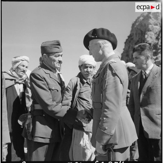 Agouni-Gueghrane. Le général Faure serre la main aux anciens combattants.