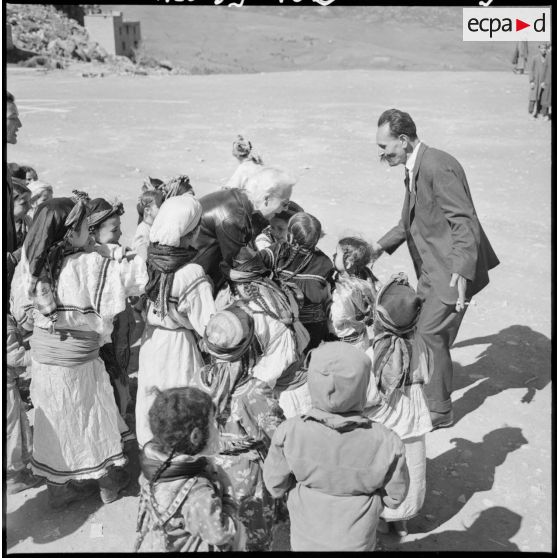 Agouni-Gueghrane. Distribution de bonbons.