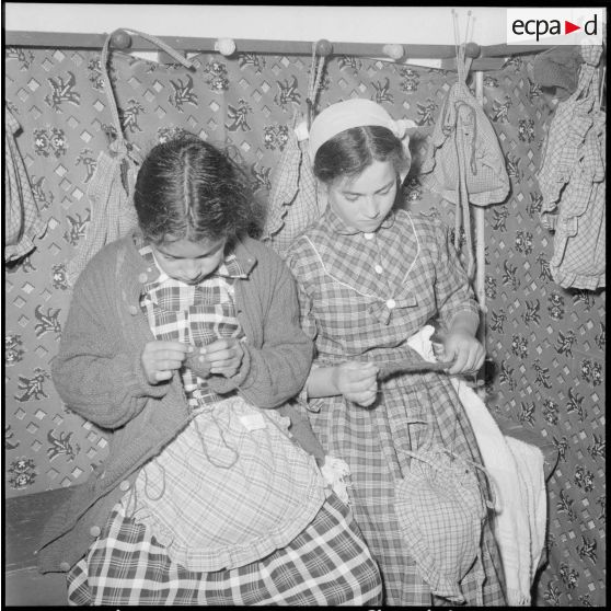 Tizi Ouzou. Le travail des élèves du cercle féminin de Tizi Ouzou.