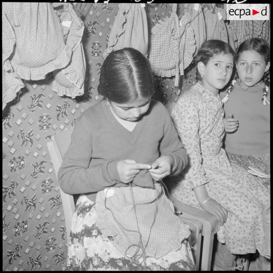 Tizi Ouzou. Le travail des élèves du cercle féminin de Tizi Ouzou.