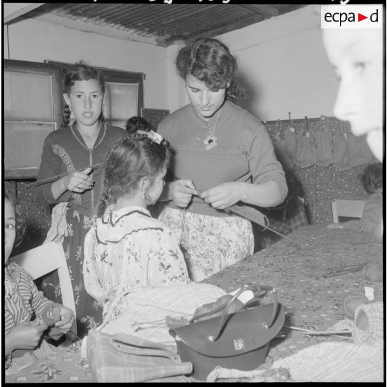 Tizi Ouzou. Le travail des élèves du cercle féminin de Tizi Ouzou.