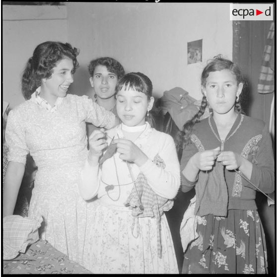 Tizi Ouzou. Le travail des élèves du cercle féminin de Tizi Ouzou.