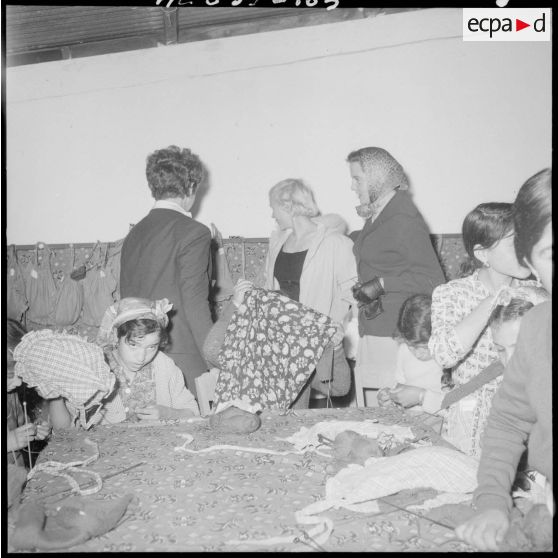 Tizi Ouzou. Madame Massu interroge des enfants.