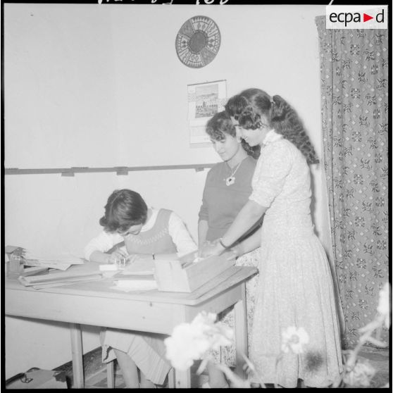 Tizi Ouzou. Assistantes du cercle féminin de Tizi Ouzou.