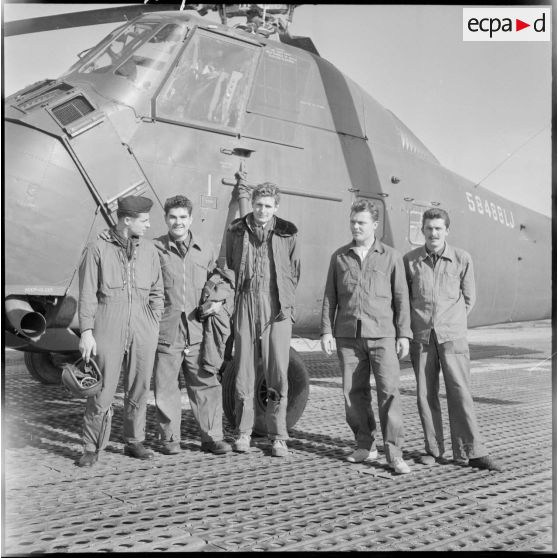 Base de Boufarik. Le commandant Batard avec l'escadrille d'hélicoptère.