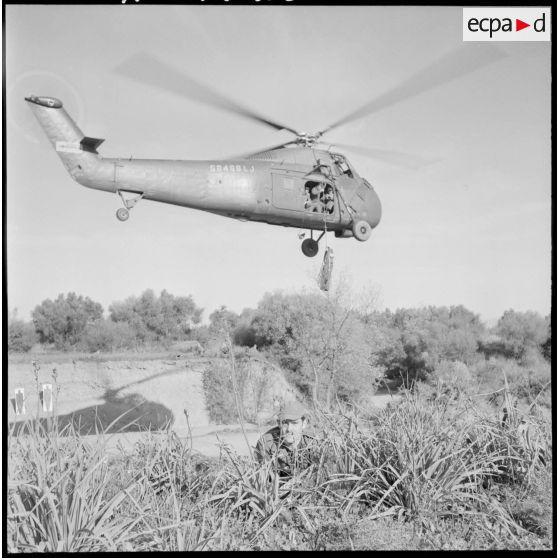 Base de Boufarik. Démonstration de sauvetage d'un blessé, à l'aide d'un treuil à partir d'un hélicoptère Sikorsky.