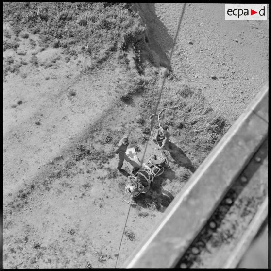 Base de Boufarik. Démonstration de sauvetage d'un blessé, à l'aide d'un treuil à partir d'un hélicoptère Sikorsky.