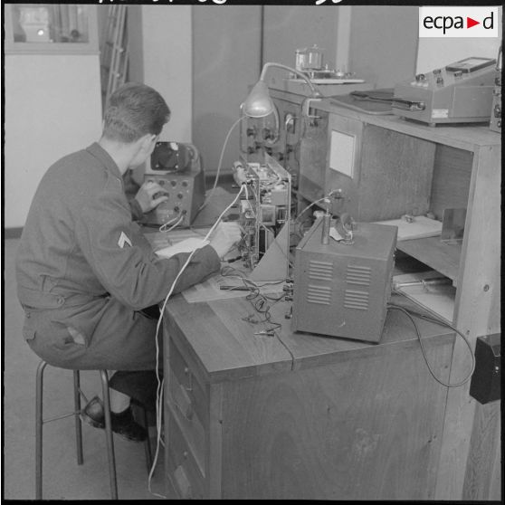 Ecole des Transmissions d'Alger. Des élèves apprennent à utiliser du matériel technique.