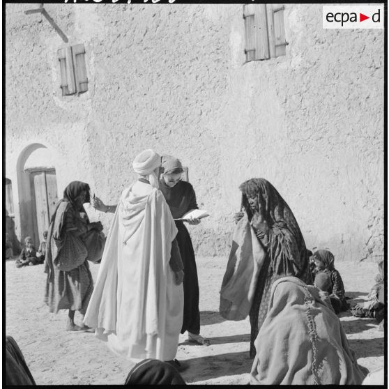 N'Goussa. Le personnel de la Croix-Rouge aide la population civile.