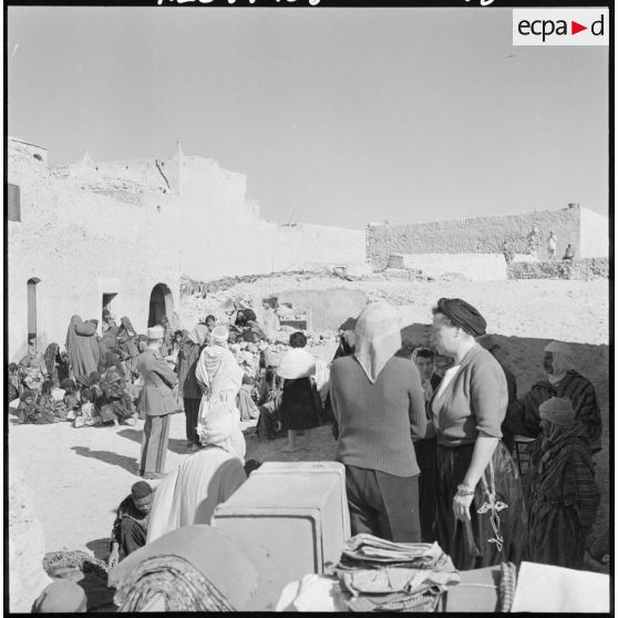 N'Goussa. Distribution de vivres et de vêtements à la population civile.