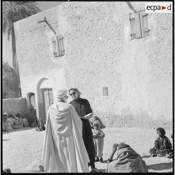 N'Goussa. Le personnel de la Croix-Rouge aide la population civile.