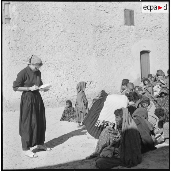 N'Goussa. Le personnel de la Croix-Rouge aide la population civile.